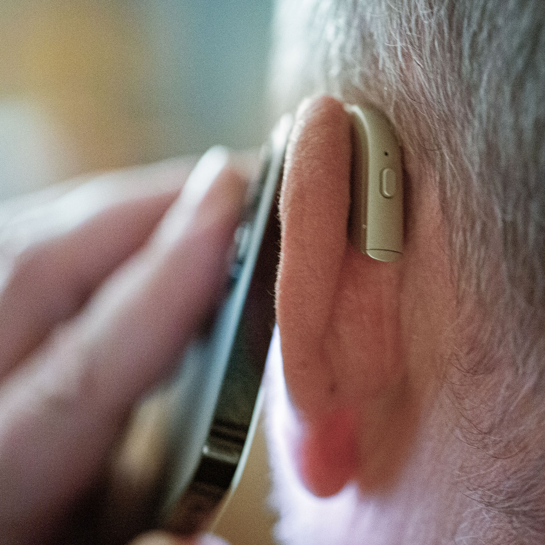 un hombre respondiendo a una llamada telefónica con resound one