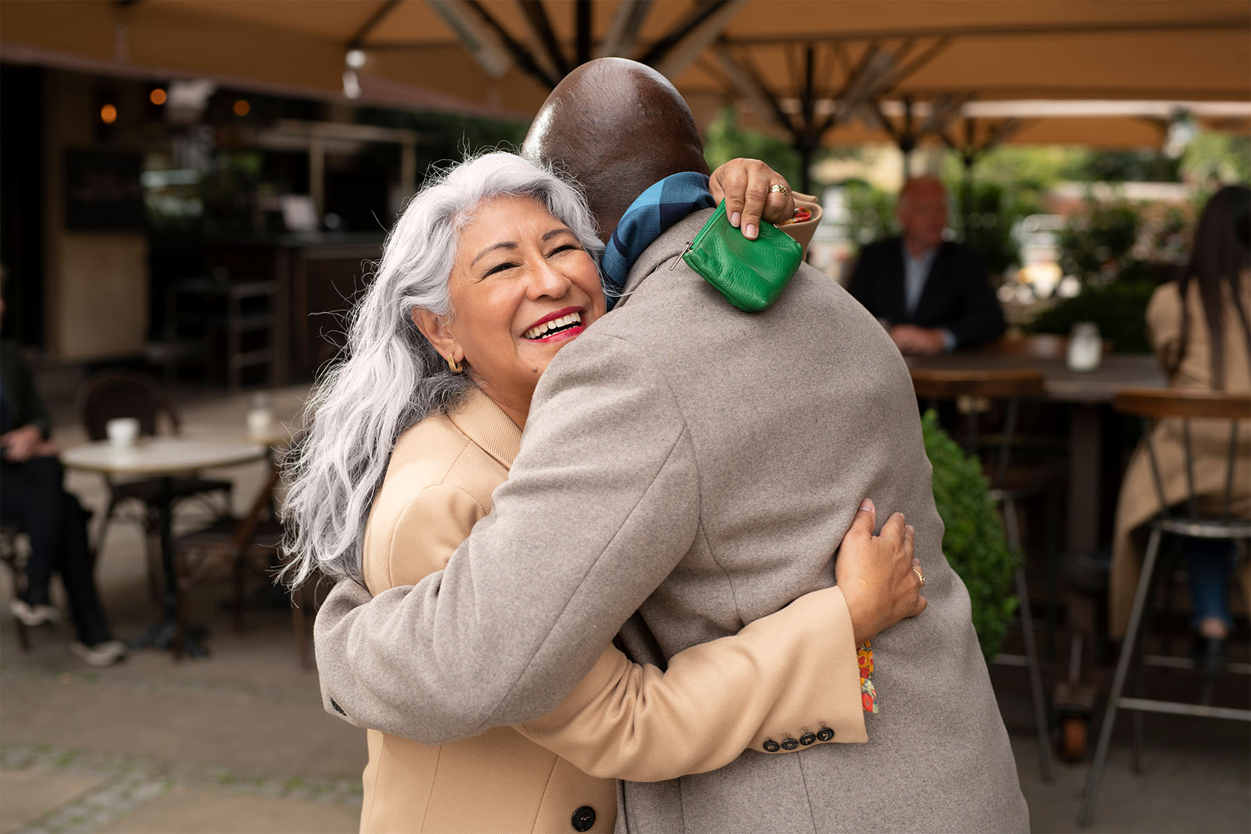 una persona con resound one se abraza fuera de la cafetería
