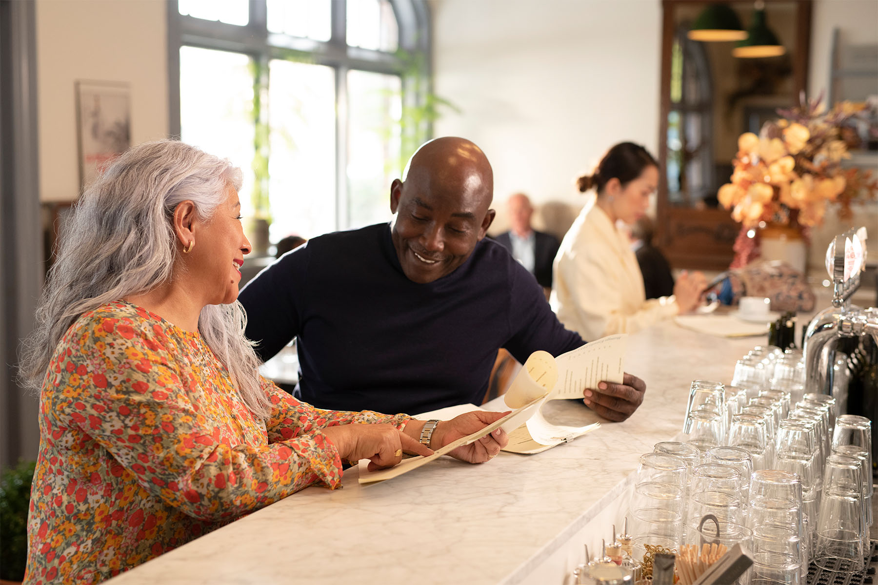 resound one en una cafetería